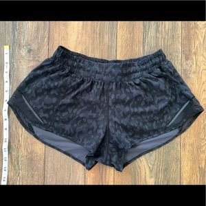 Lululemon Hotty Hot 2.5” Shorts Leopard Black 6